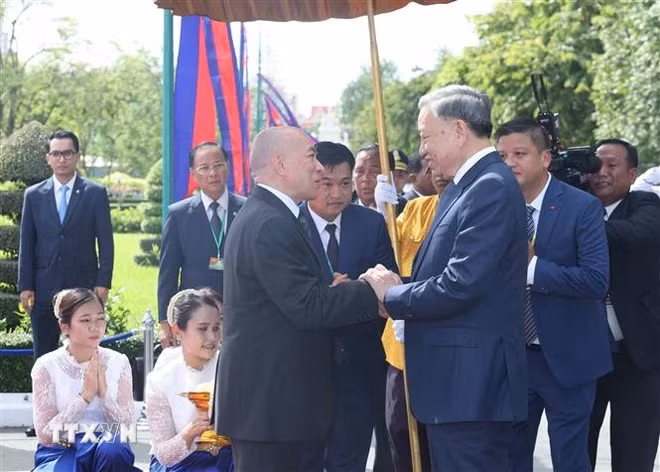 Quốc vương Norodom Sihamoni đón Chủ tịch nước Tô Lâm. Ảnh: TTXVN 