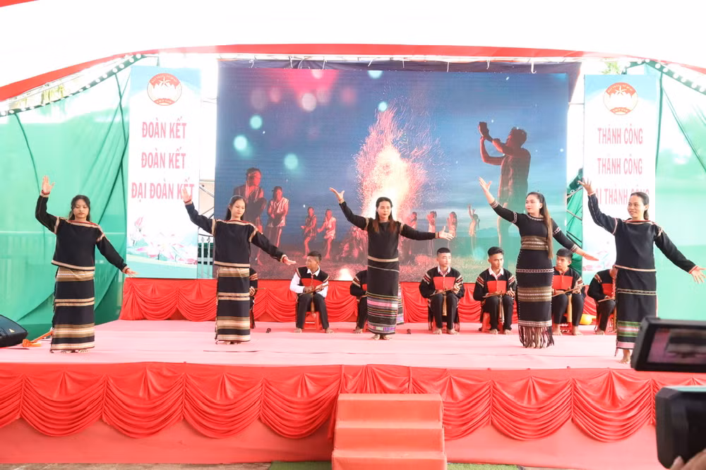 Giao lưu văn nghệ tại Ngày hội Đại đoàn kết các dân tộc xã Ea Tiêu năm 2023. Giao lưu văn nghệ tại Ngày hội Đại đoàn kết các dân tộc xã Ea Tiêu năm 2023.
