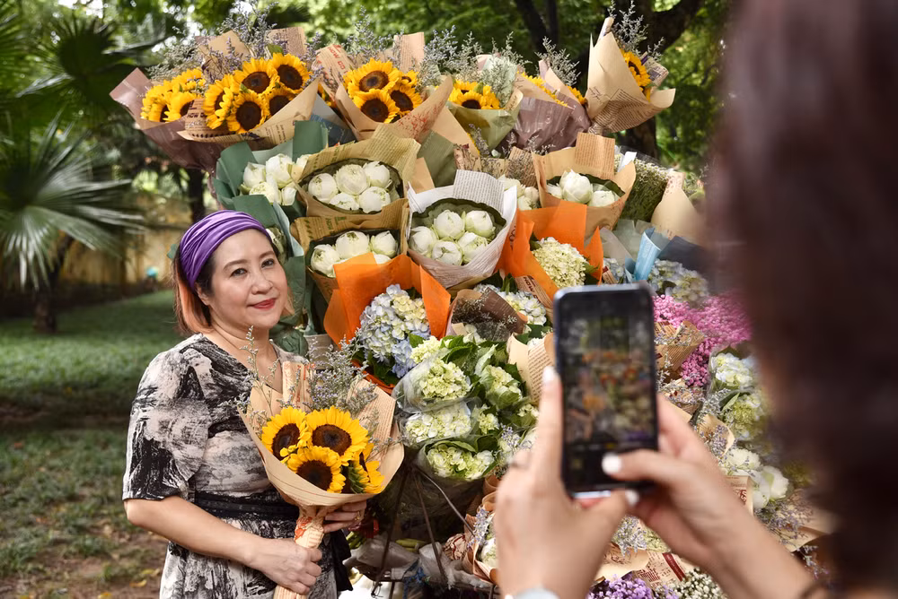 Cô Trần Tuyết Mai, trú tại quận Hoàn Kiếm chia sẻ: “Là một người Hà Nội, mùa thu nào tôi cũng đến đây chụp ảnh. Nhờ đó, tôi cảm thấy mình như được trẻ lại và càng thêm yêu thành phố này”.