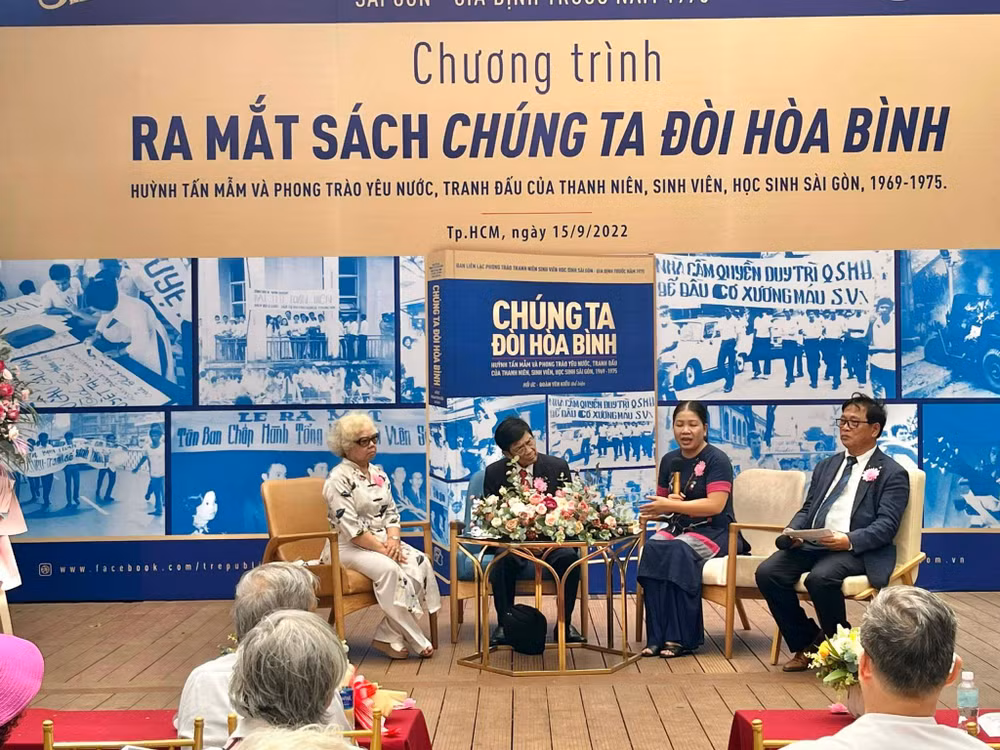 Các đại biểu giao lưu trong chương trình.