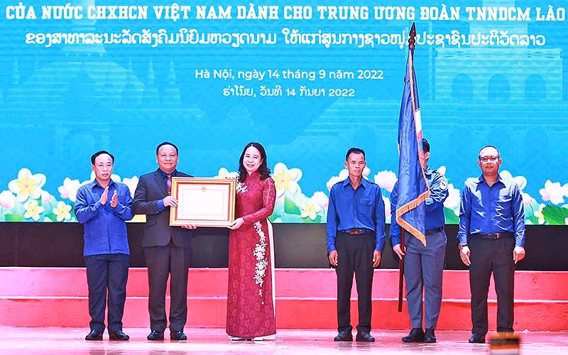 Phó Chủ tịch nước Võ Thị Ánh Xuân trao Huân chương Lao động hạng Nhất của nước Cộng hòa xã hội chủ nghĩa Việt Nam tặng Trung ương Đoàn Thanh niên Nhân dân Cách mạng Lào.