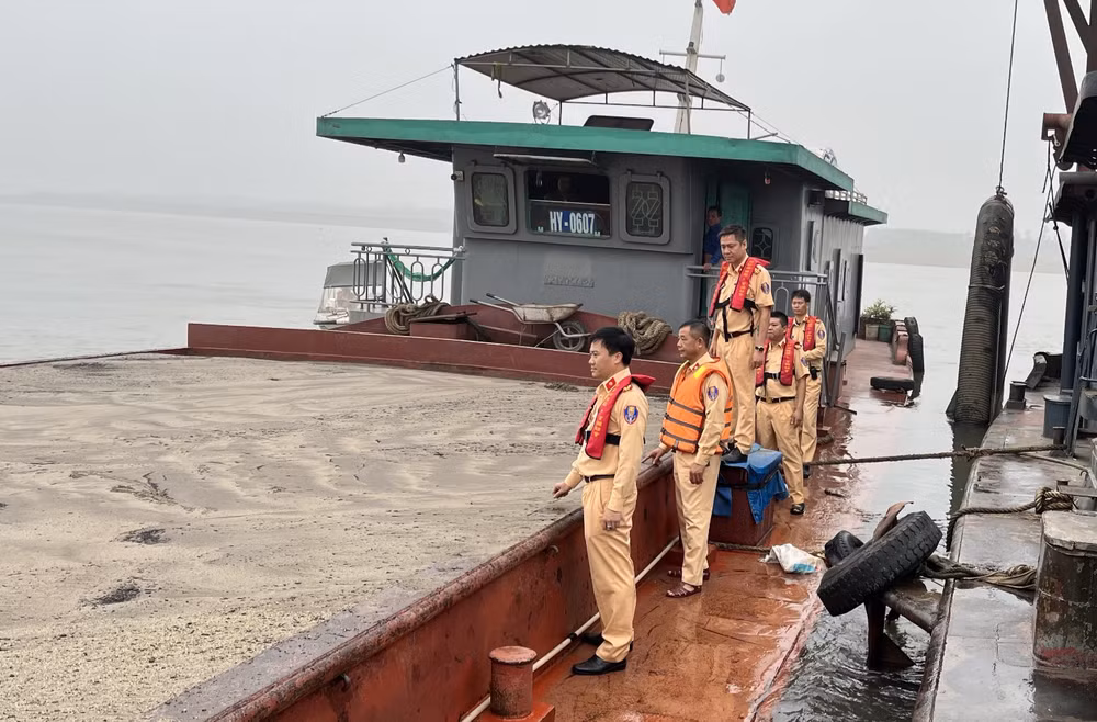 Tuần tra kiểm soát phát hiện hai tàu hút cát trái phép.