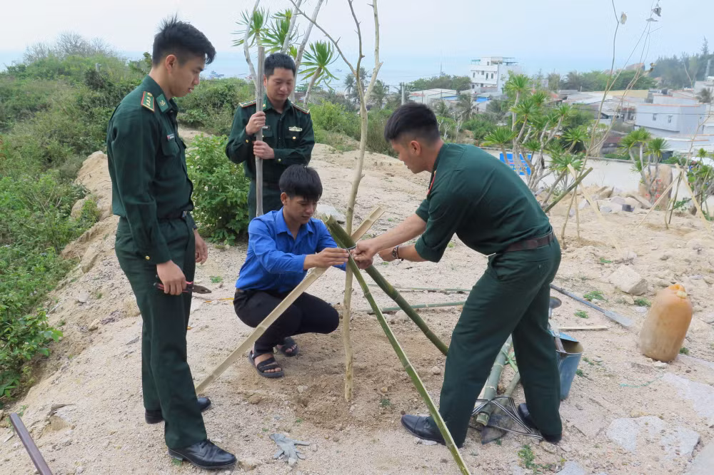 Một số hình ảnh Chương trình “Tháng ba biên giới” tại xã đảo Nhơn Châu, thành phố Quy Nhơn, tỉnh Bình Định.