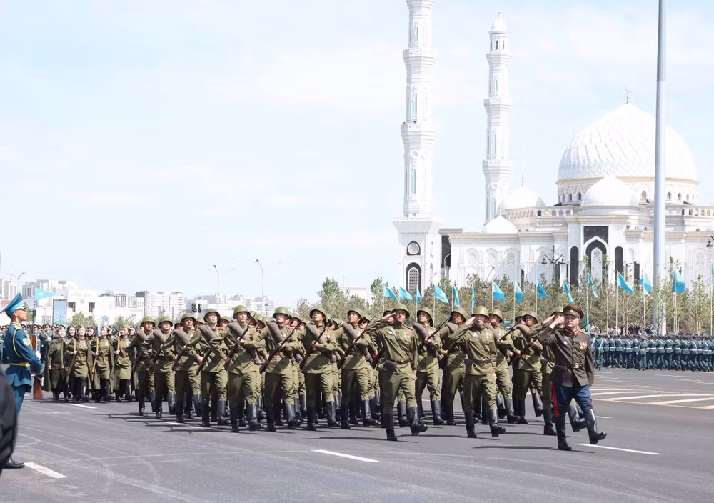 Các lực lượng vũ trang Kazakhstan duyệt binh tại buổi lễ. (Ảnh: TTXVN) Các lực lượng vũ trang Kazakhstan duyệt binh tại buổi lễ. (Ảnh: TTXVN)