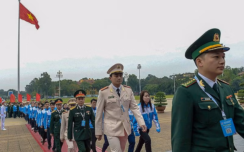 Các đại biểu vào Lăng viếng Chủ tịch Hồ Chí Minh.