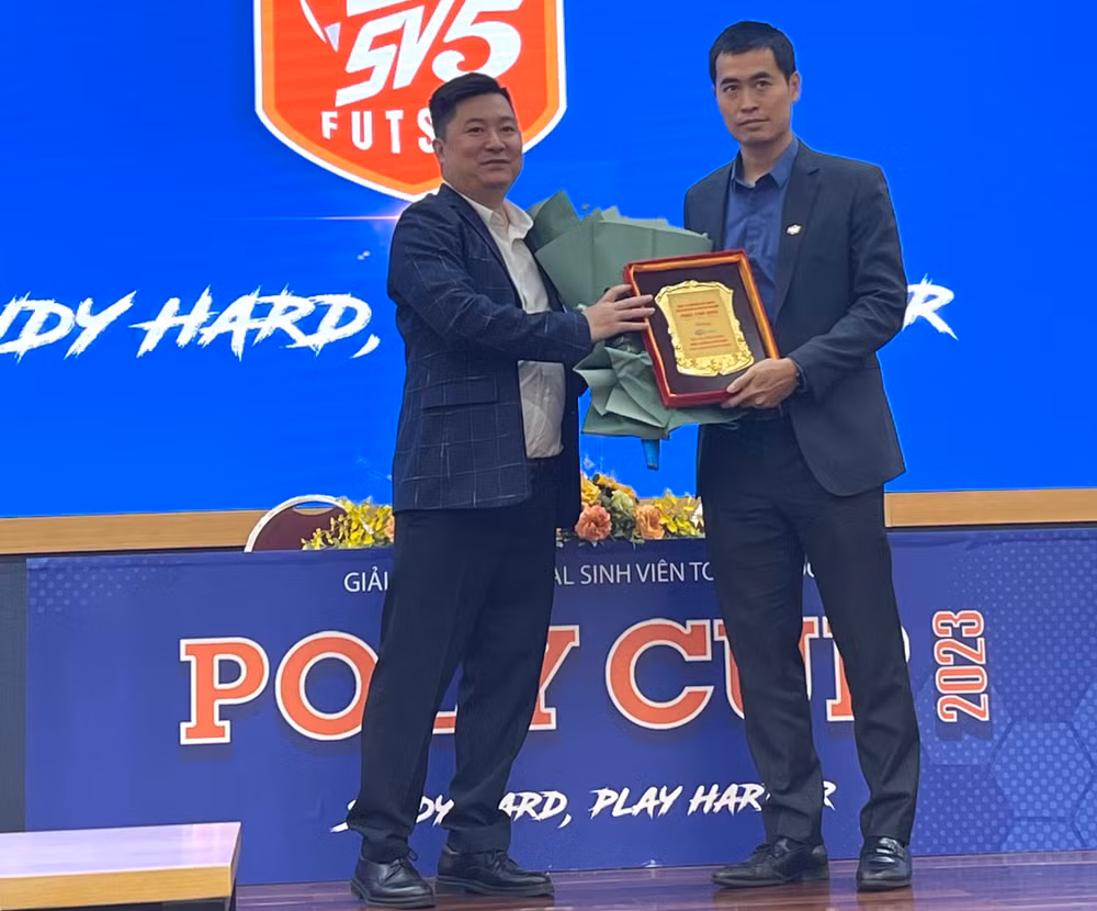 Đại diện FPT Play trao kỷ niệm chương Liên đoàn Bóng đá Hà Nội.