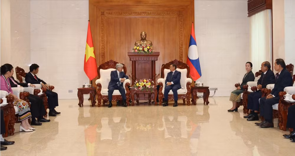 Chủ tịch Quốc hội Lào Saysomphone Phomvihane (phải) tiếp Đoàn đại biểu Ủy ban Trung ương Mặt trận Tổ quốc Việt Nam. Ảnh: Duy Toàn