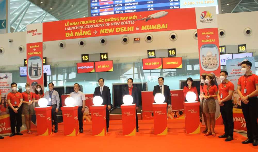 Lãnh đạo thành phố Đà Nẵng và các đơn vị liên quan nhấn nút khai trương đường bao thẳng Đà Nẵng-Ấn Độ.