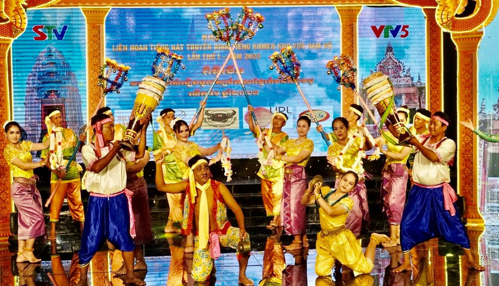 Tiết mục khai mạc liên hoan.