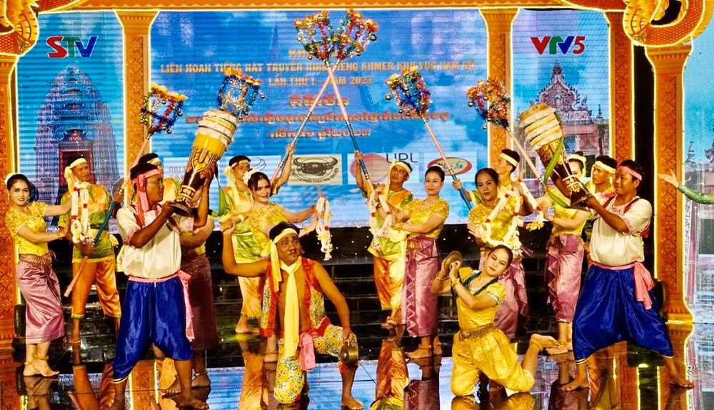 Tiết mục khai mạc liên hoan.