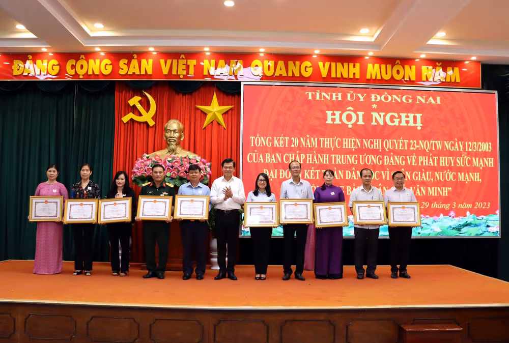 Bí thư Tỉnh ủy Đồng Nai Nguyễn Hồng Lĩnh trao Bằng khen cho các tập thể có thành tích xuất sắc.