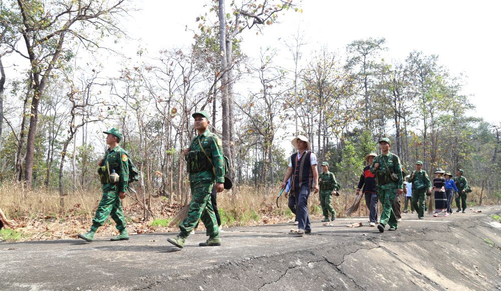 Người dân xã biên giới Krông Na, huyện Buôn Đôn cùng với cán bộ, chiến sĩ Đồn Biên phòng Sê-rê-pốk, Bộ đội Biên phòng tỉnh Đắk Lắk tuần tra bảo vệ biên giới.