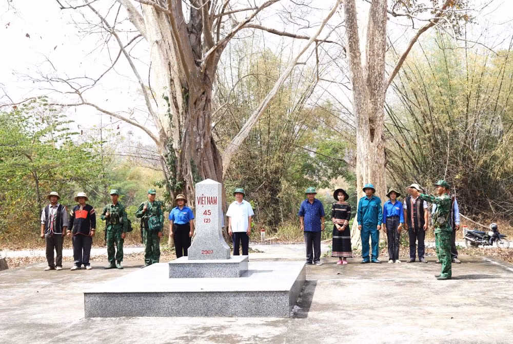 Đồng bào các dân tộc thiểu số ở khu vực biên giới cùng với cán bộ, chiến sĩ Bộ đội Biên phòng tỉnh Đắk Lắk tuần tra bảo vệ cột mốc biên giới quốc gia.