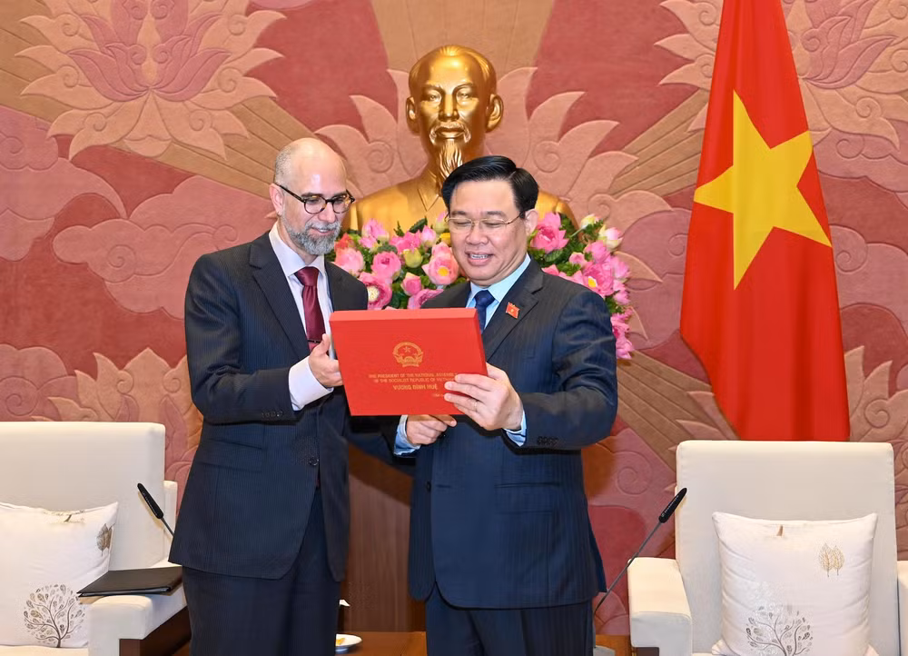 Chủ tịch Quốc hội Vương Đình Huệ tặng quà lưu niệm cho Đại sứ Canada Perry Shawn Steil.