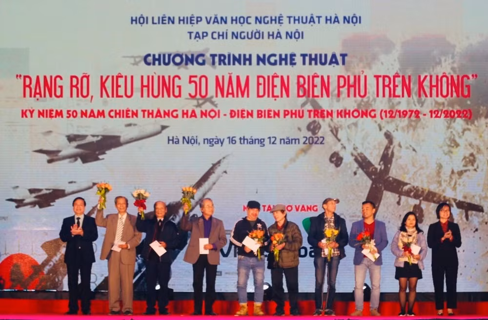 Trao quà tri ân các văn nghệ sĩ, đại diện gia đình các cố văn nghệ sĩ là hội viên của Hội được Giải thưởng Hồ Chí Minh về văn học, nghệ thuật.