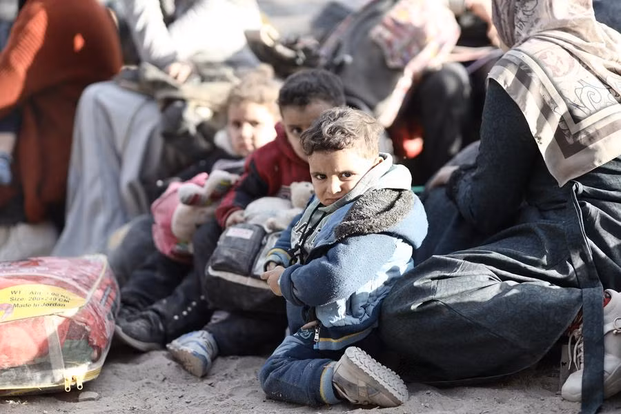 Những người dân Palestine, trong đó có trẻ em buộc phải chạy trốn khỏi thị trấn Beit Lahia ở phía bắc Dải do xung đột vũ trang giữa Hamas và Israel. (Ảnh: Tân Hoa xã)