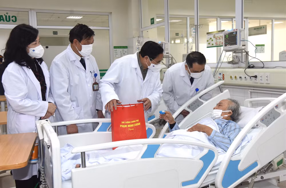 Thủ tướng Phạm Minh Chính thăm tặng quà cho bệnh nhân đang điều trị tại bệnh viện. 