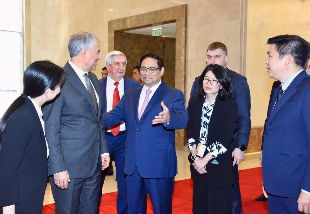 Thủ tướng Phạm Minh Chính trao đổi với Chủ tịch Duma Quốc gia Quốc hội Liên bang Nga V.V. Volodin.