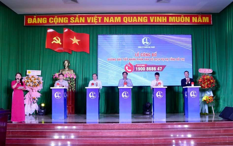 Lãnh đạo Ủy ban nhân dân thành phố Buôn Ma Thuột công bố Tổng đài 1900.86.86.47 là đường dây nóng tiếp nhận và xử lý phản ánh, kiến nghị của tổ chức, công dân về dịch vụ hạ tầng đô thị.