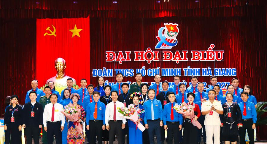 Lãnh đạo Tỉnh ủy Hà Giang và Trung ương Đoàn tặng hoa chúc mừng Ban Chấp hành Tỉnh đoàn khóa mới.