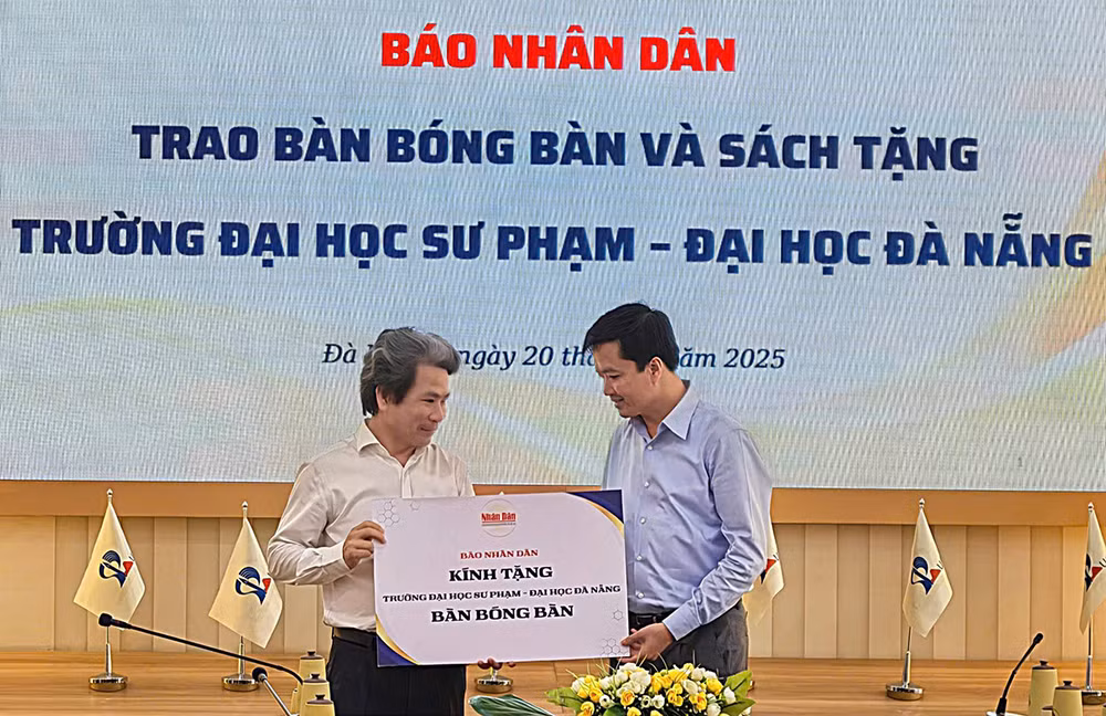 Đồng chí Tạ Quang Dũng trao tặng bàn bóng bàn tiêu chuẩn cho Trường đại học Sư phạm, Đại học Đà Nẵng.