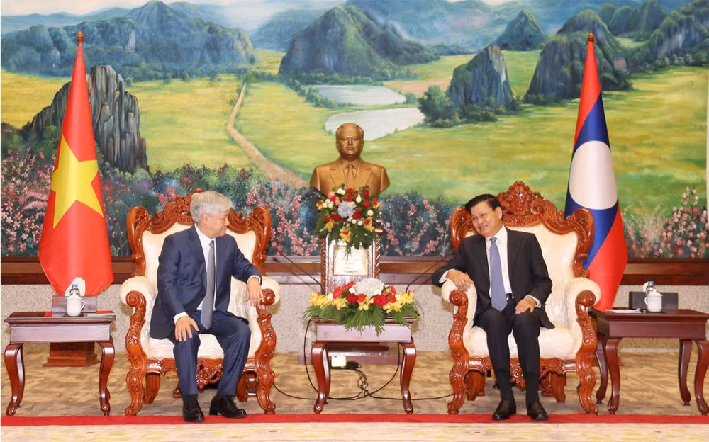 Đồng chí Đỗ Văn Chiến (trái) đến chào xã giao Tổng Bí thư, Chủ tịch nước Lào Thongloun Sisoulith. 