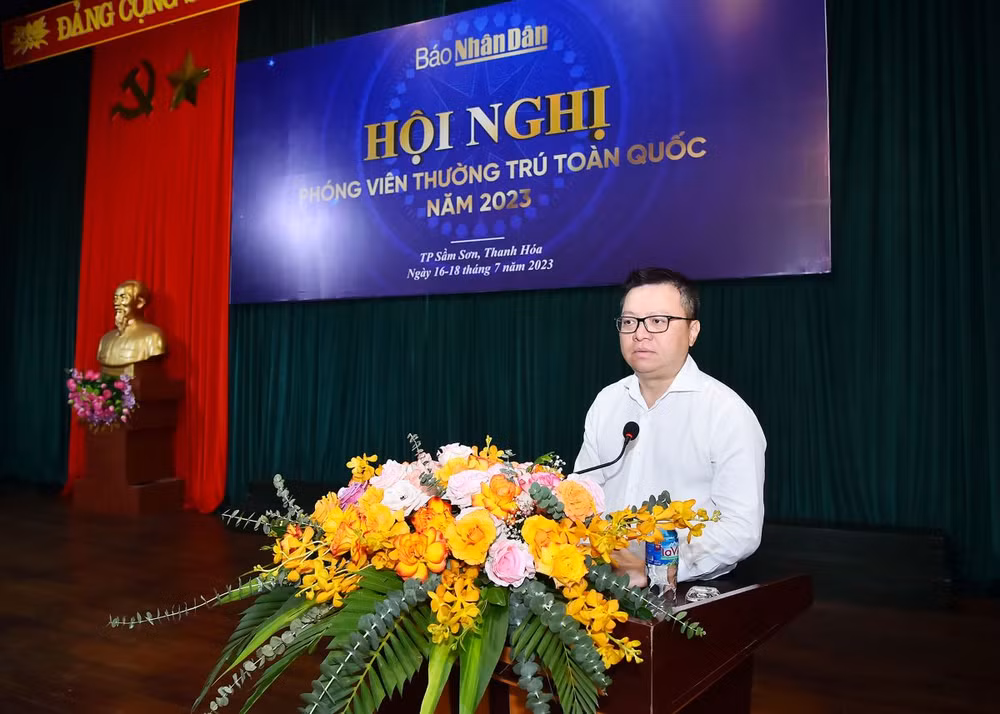 Đồng chí Lê Quốc Minh, Ủy viên Trung ương Đảng, Tổng Biên tập Báo Nhân Dân, Phó Trưởng Ban Tuyên giáo Trung ương, Chủ tịch Hội Nhà báo Việt Nam phát biểu ý kiến tại hội nghị.