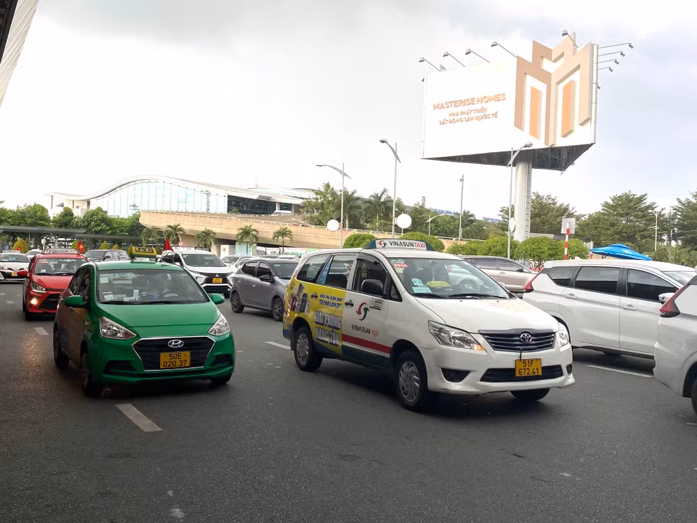 Taxi đưa đón hành khách tại sân bay Tân Sơn Nhất.