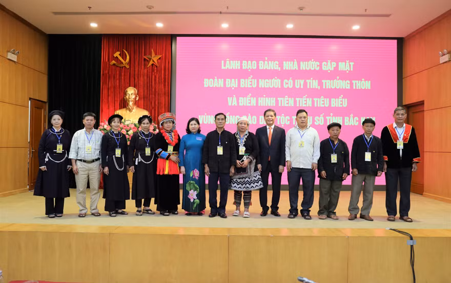 Đồng chí Trần Tuấn Anh trao Huy hiệu Bác Hồ tặng các đại biểu.