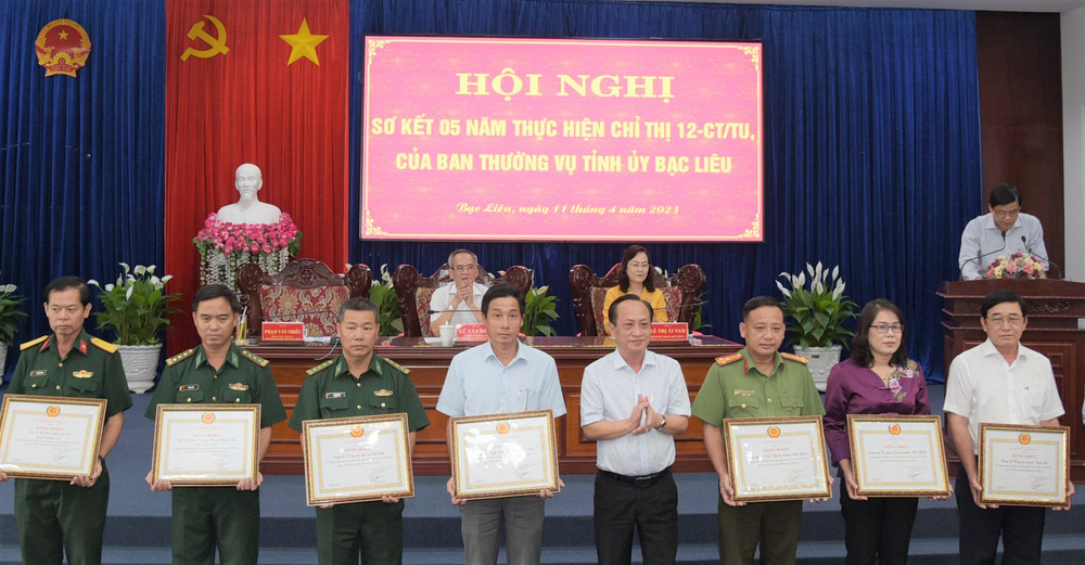 Đại diện Thường trực Tỉnh ủy Bạc Liêu tặng bằng khen các tập thể có thành tích thực hiện tốt Chỉ thị 12.