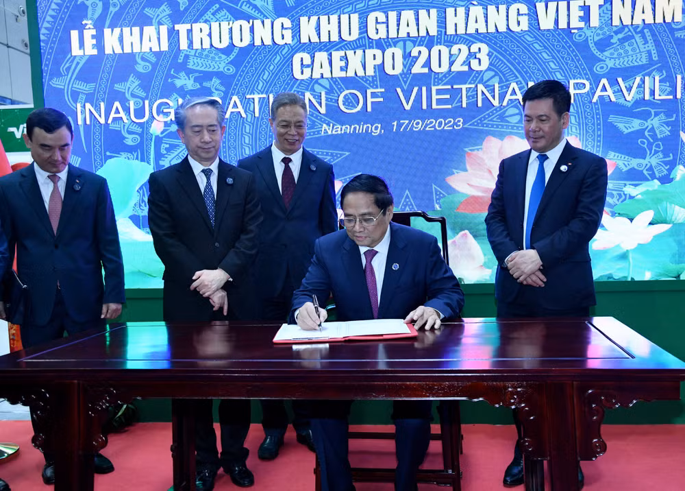 Thủ tướng Phạm Minh Chính ghi lưu bút tại lễ khai trương Khu gian hàng Việt Nam.