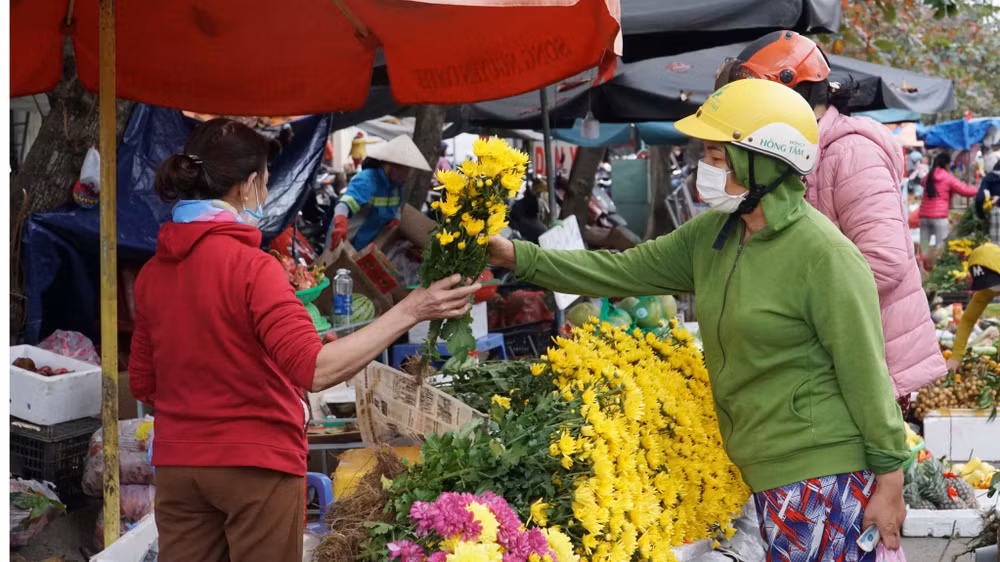 Hoa cành để cúng cũng không thiếu ngày Tết.