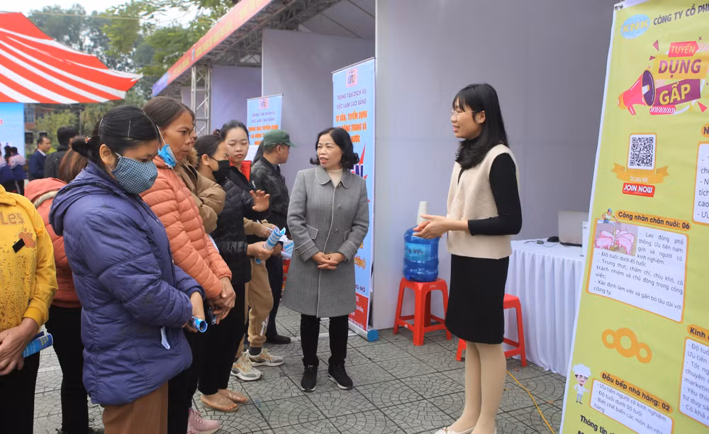 Công ty cổ phần Xuất nhập khẩu Cao Bằng trao đổi về yêu cầu, thu nhập với người lao động tìm việc làm.