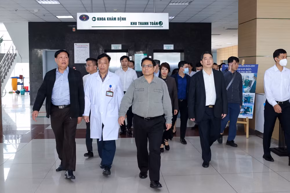 Thủ tướng đến thăm Bệnh viện Bệnh Nhiệt đới Trung ương.