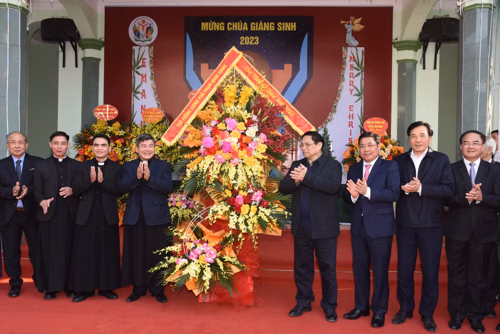 Thủ tướng đánh giá cao các vị linh mục, tu sĩ, đồng bào giáo dân Bắc Giang thời gian qua tiếp tục thực hiện tốt phương châm "sống phúc âm giữa lòng dân tộc để phục vụ hạnh phúc của đồng bào", "tốt đời, đẹp đạo"...