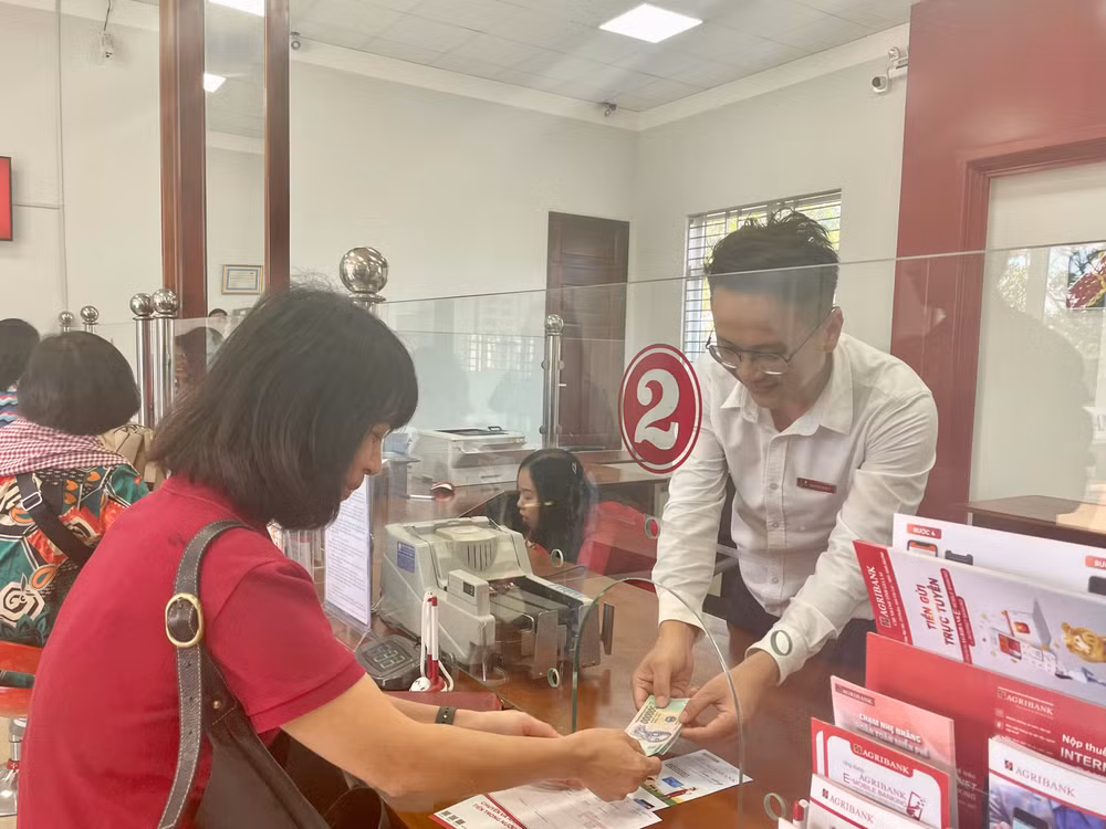Giao dịch khách hàng tại Agribank chi nhánh Chư Prông (Gia Lai).