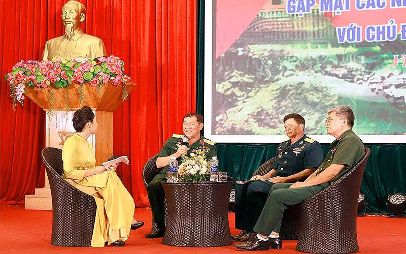 Anh hùng Lực lượng vũ trang nhân dân Phạm Tuân chia sẻ những kỷ niệm lịch sử hào hùng tại Tọa đàm.