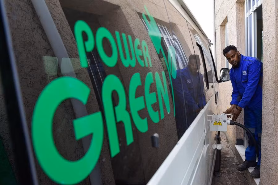 Một công nhân đang sạc xe buýt điện tại một nhà máy ở Addis Ababa, thủ đô Ethiopia. Ảnh: Tân Hoa xã