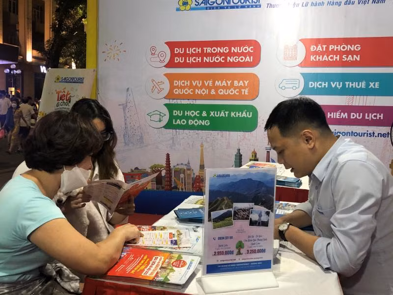 Người tiêu dùng tìm hiểu các gói khuyến mại tại sự kiện “Ngày hội khuyến mại du lịch – HaNoi Tourism Promotion Festival”.