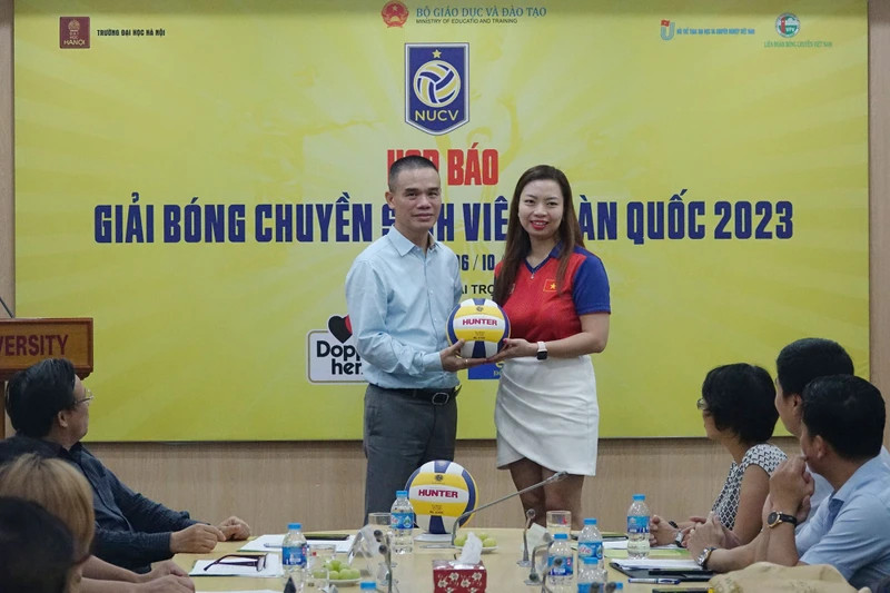 Giới thiệu Công ty Động lực tài trợ giải tại cuộc họp báo.