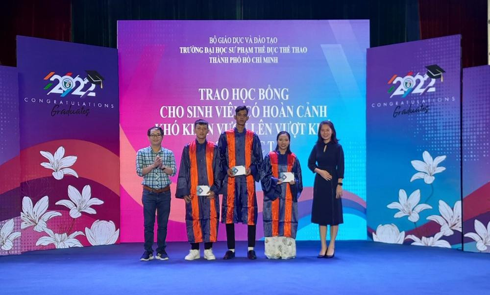 Các nhà tài trợ trao học bổng cho các sinh viên nghèo vượt khó học tập.