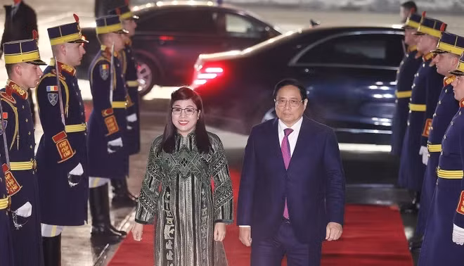 Thủ tướng Phạm Minh Chính và Phu nhân rời Thủ đô Bucharest lên đường về nước. (Ảnh: Dương Giang/TTXVN)