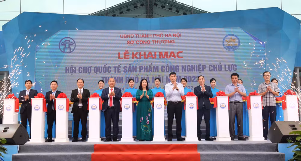 Cắt băng khai mạc Hội chợ.