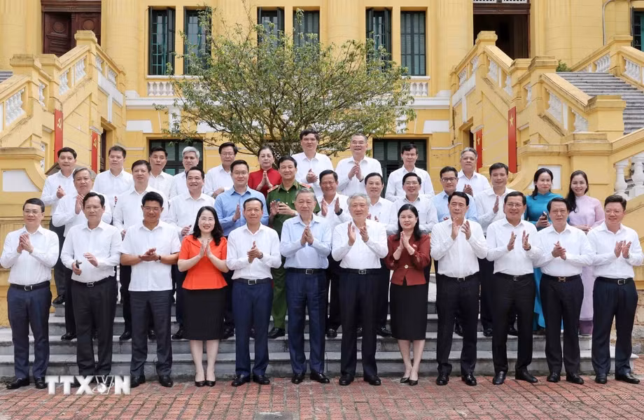 Chủ tịch nước Tô Lâm với lãnh đạo Tòa án nhân dân tối cao và các đại biểu.