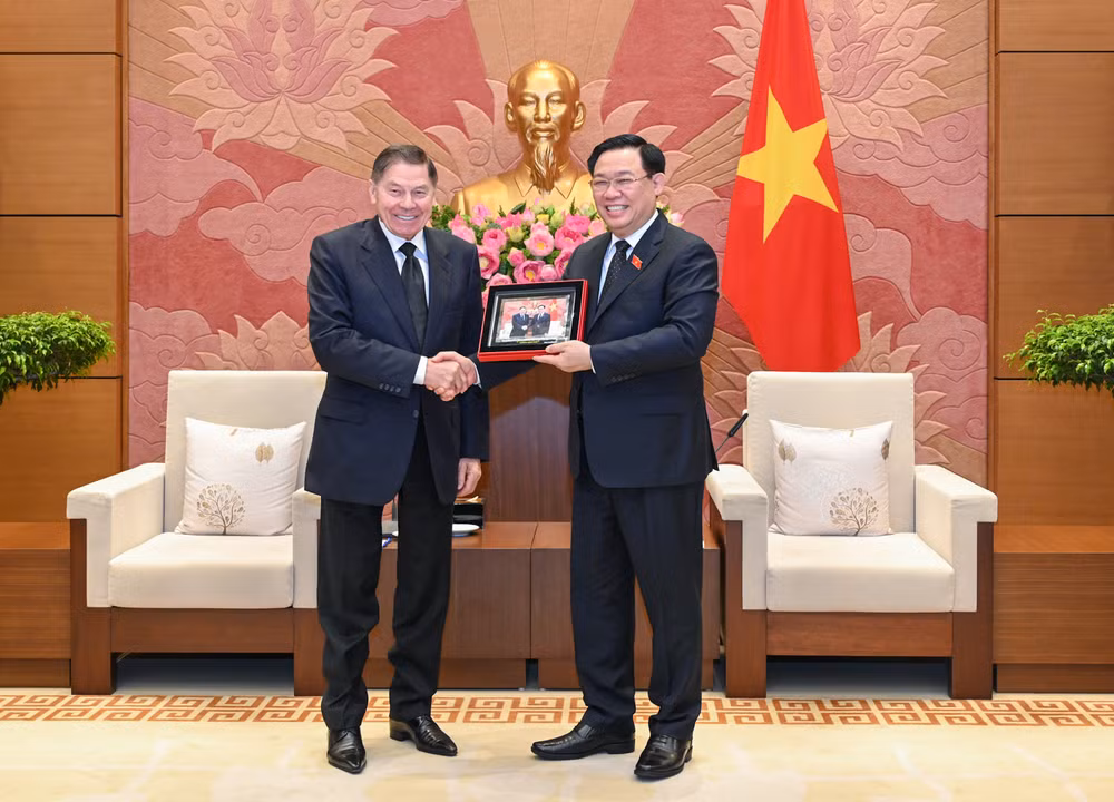 Chủ tịch Quốc hội Vương Đình Huệ trao quà lưu niệm cho Ngài Chánh án.