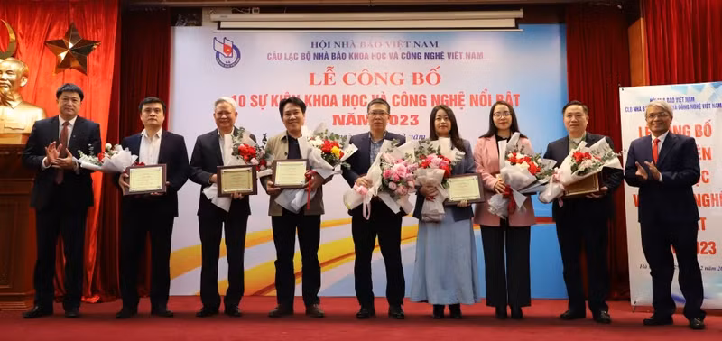 Ban Tổ chức tặng hoa, chúc mừng đại diện các nhóm tác giả có sự kiện được bình chọn.