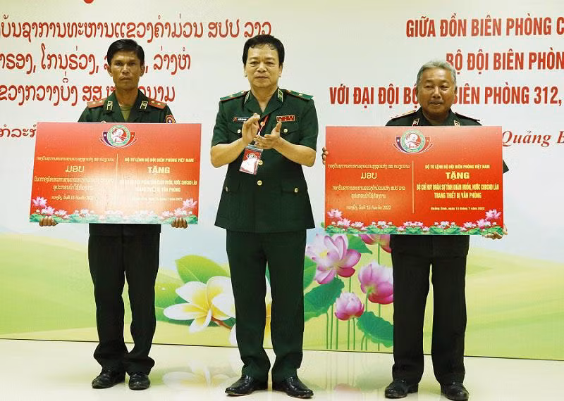 Đại diện Bộ Tư lệnh Bô đội Biên phòng tặng quà cho lực lượng vũ trang tỉnh Khăm Muộn.