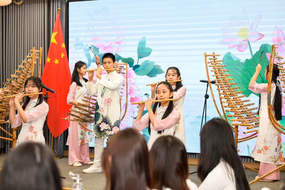 Một tiết mục biểu diễn văn nghệ của sinh viên tại chương trình.