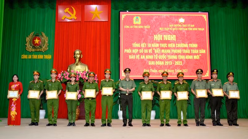 Các tập thể, cá nhân được Giám đốc Công an tỉnh Bình Thuận tặng Giấy khen.