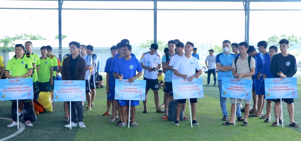 Các đội bóng nam thanh niên công nhân tham gia giải đấu.
